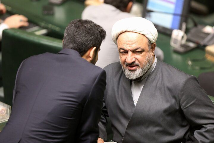 تندروها بیشتر از فرماندهان جنگ نسخه می‌پیچند