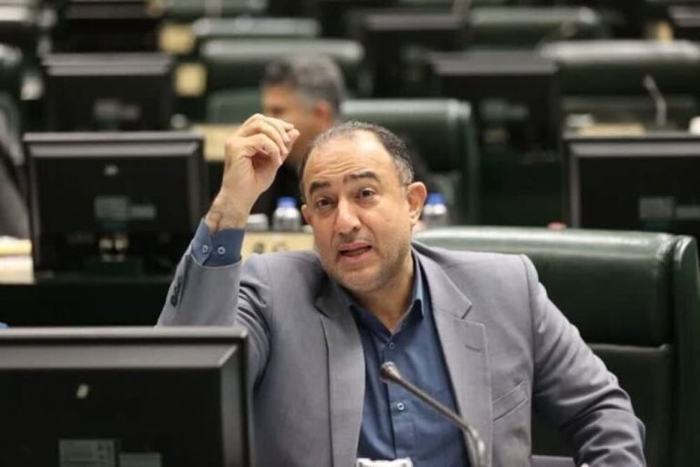 دوقطبی‌سازی در کشور بازی در زمین دشمن است / مجلس تعطیل نبوده است