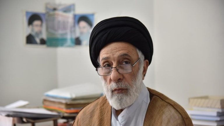 آیت‌الله سید مجتبی خامنه‌ای از تجربه و پشتوانه علمی قابل قبولی برخوردار است