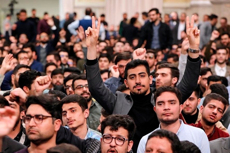 جوانان را پشت درِ یک اداره نگه داشته‌ایم؛ وقتی همه مشکلات را از ورزش و جوانان مطالبه می‌کنیم