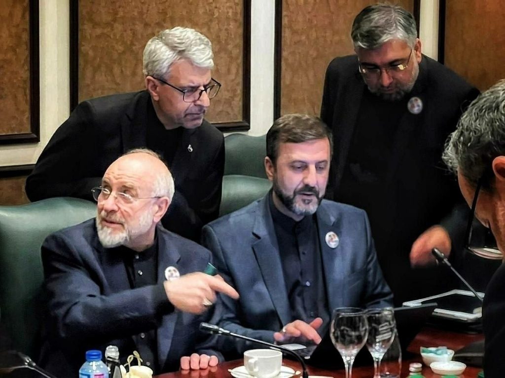 مذاکره درباره تنگه هرمز راه تنفس دشمن را باز می‌کند