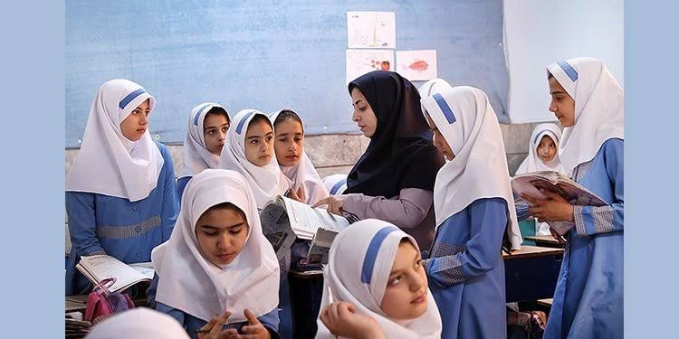 احمدیان: معلمان نیروی آزاد، بار آموزش را به دوش می‌کشند اما از حداقل امنیت شغلی هم برخوردار نیستند!
