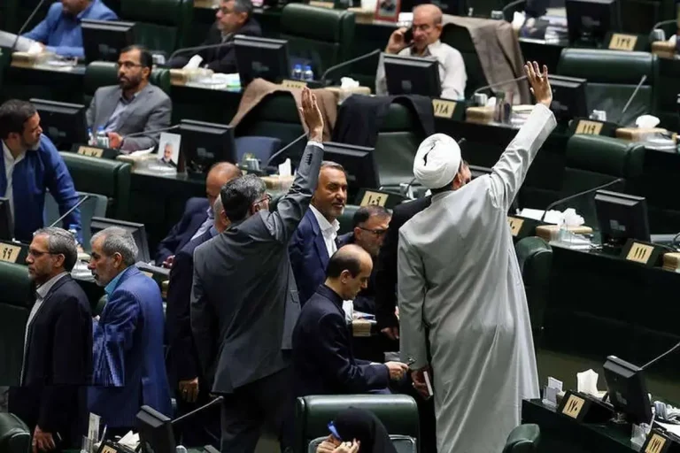 فرهیختگان: طرح ادعاهای بدون سند، اعتماد عمومی را تضعیف می‌کند