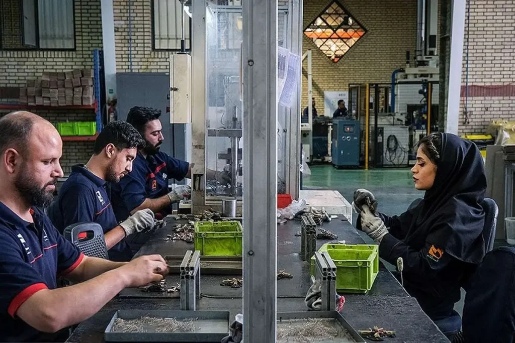 چرا حقوق کارگران و کارمندان از تورم عقب می‌ماند؟