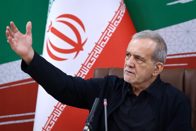 انتقاد از نادیده گرفتن حضور و فداکاری مردم؛ خطاب به رئیس‌جمهور