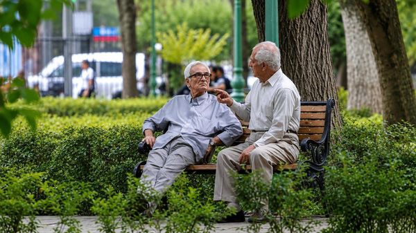 کاظمی: اگر پول نیست، شفاف بگویید؛ اگر هست، چرا بازنشسته در صف آخر است؟